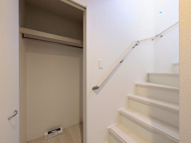 階段横にも収納付き！