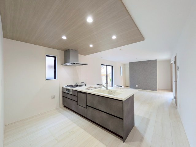 キッチンは対面式なので、リビングの様子を見ながらお料理できます♪