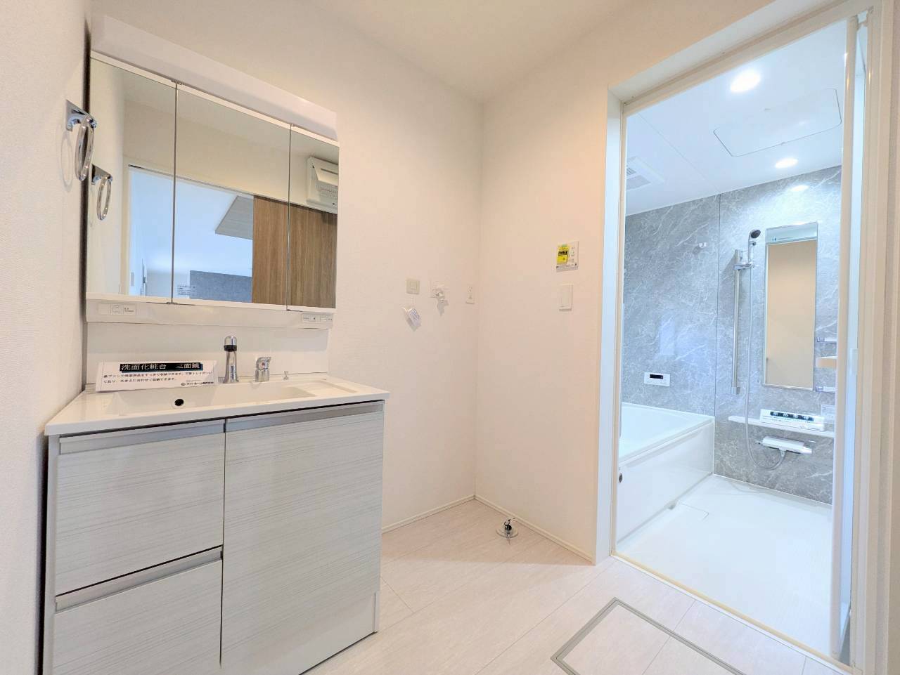 三面鏡の裏は収納になっております！