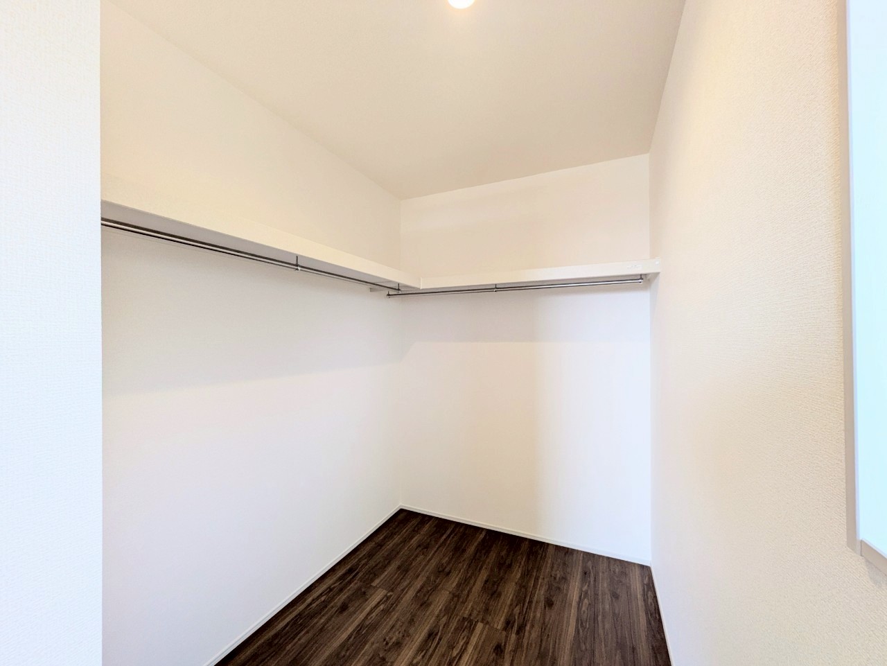 ウォークインクローゼットは衣服も荷物もたっぷり収納できます!