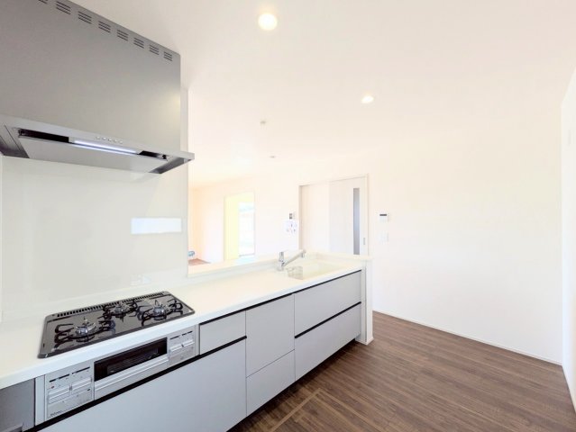 キッチンは対面式なので、リビングの様子を見ながらお料理できます♪