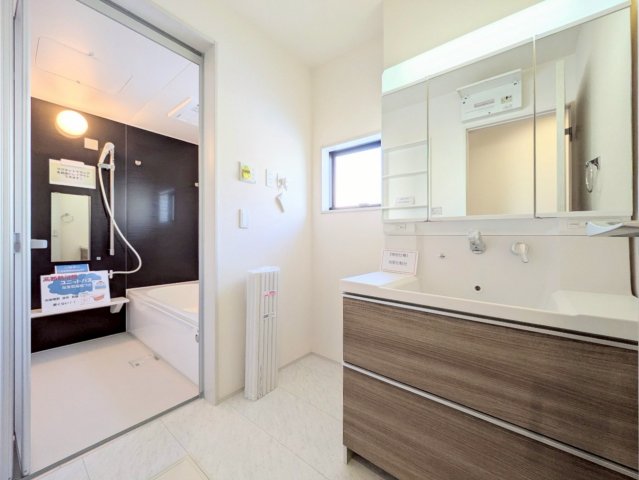 洗面台の三面鏡の裏は収納になっております!