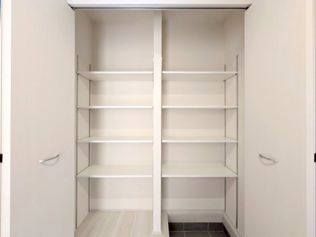 玄関収納!ご家族の靴もスッキリ収納できます♪