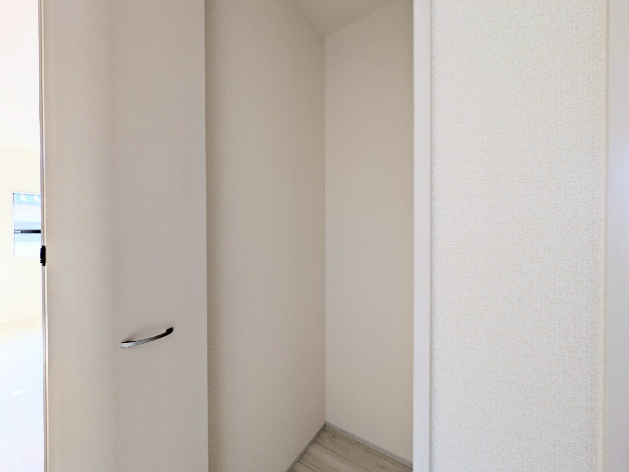 2階廊下にも収納付き!