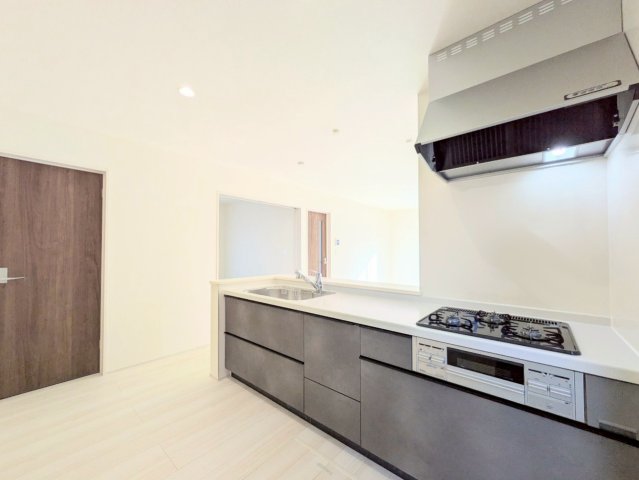 キッチンは対面式なので、リビングの様子を見ながらお料理できます♪