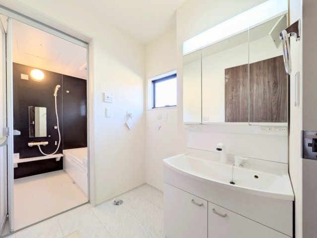 洗面台の三面鏡の裏は収納になっております!