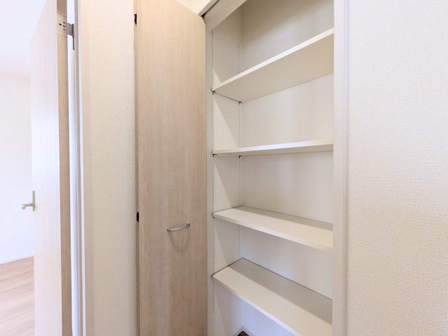 廊下にも収納付き！