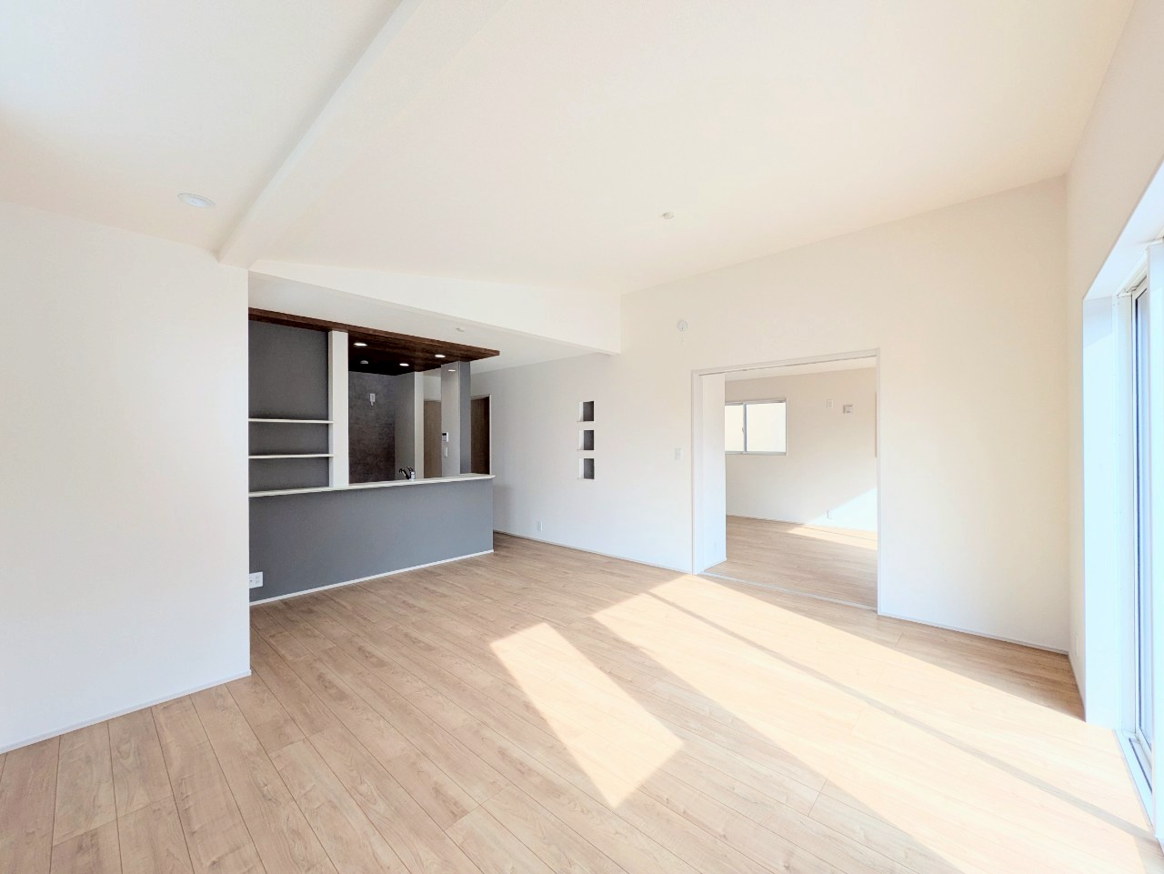 勾配天井が特徴的なリビングは約18帖！