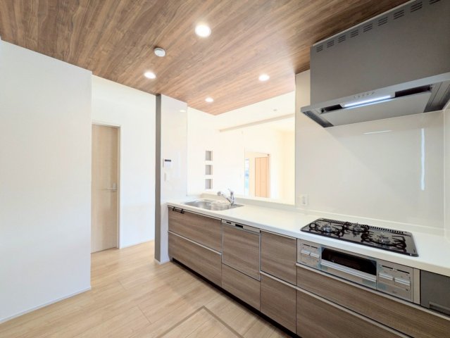 キッチンは対面式なので、リビングの様子を見ながらお料理できます♪