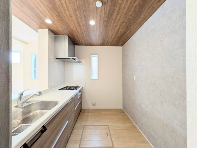 キッチン背面はアクセントクロスが特徴的！