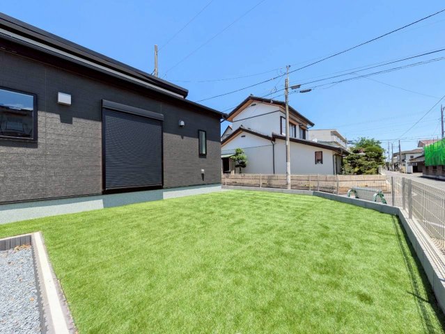 お庭は人工芝が敷かれています！