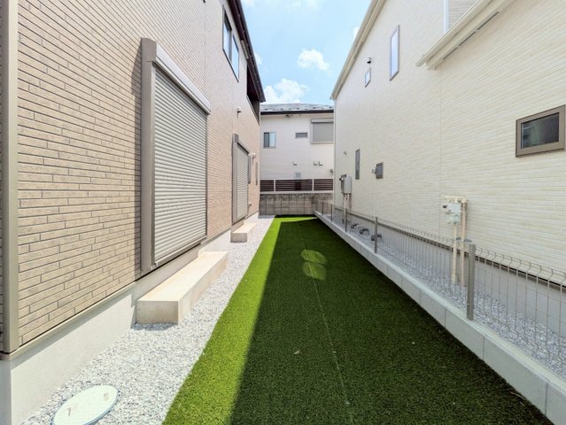 お庭は人工芝が敷かれております♪