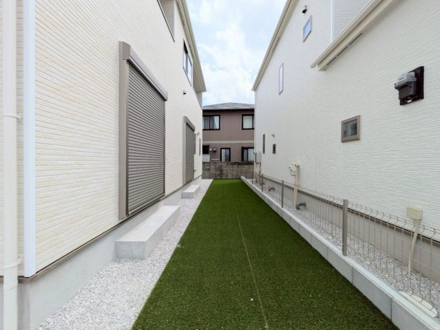 お庭は人工芝が敷かれております♪