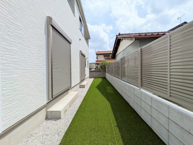 お庭は人工芝が敷かれております！