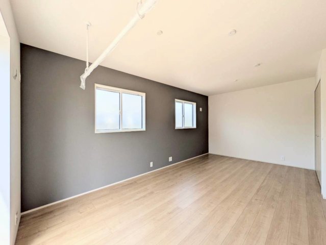 約10帖の洋室は、間仕切りをして2部屋に仕切ることも可能♪