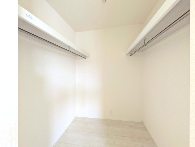 ウォークインクローゼット付き！衣服も荷物もたっぷり収納できます♪