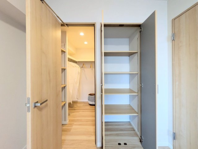 北側洋室にはウォークインクローゼット付き！衣服も荷物もたっぷり収納できます♪