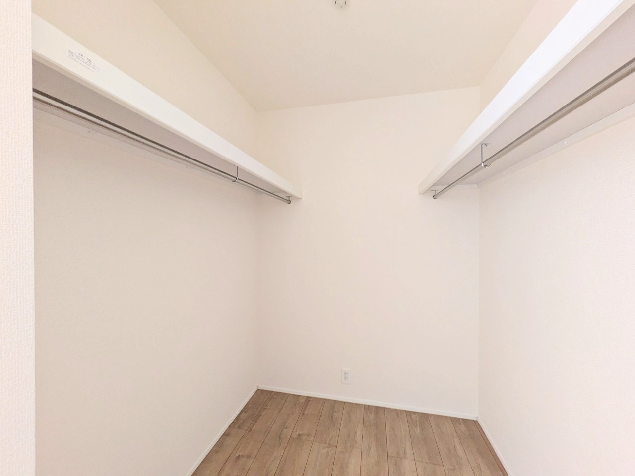 ウォークインクローゼット付き！衣服も荷物もたっぷり収納できます！