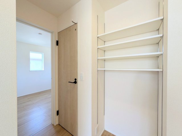 廊下には可動棚収納付き！ディスプレイコーナーとしても使えます♪