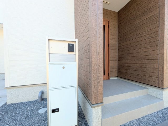 玄関には宅配ボックス付き！不在時の荷物受け取りに◎