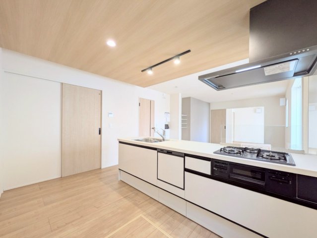 キッチンは対面式なので、リビングの様子を見ながらお料理できます♪