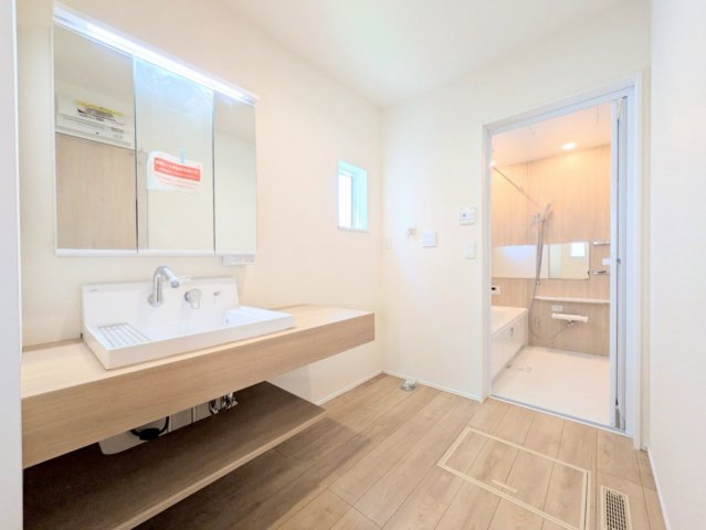 洗面台の三面鏡の裏は収納になっております！