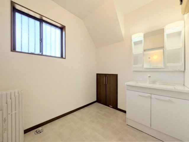 洗面台の鏡の裏も収納になっております！