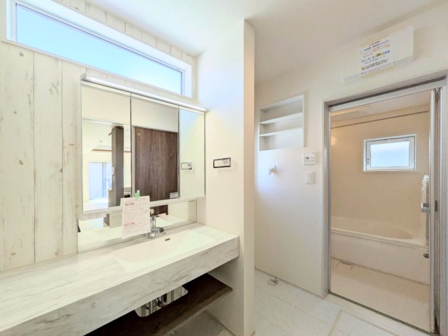 洗面台の三面鏡の裏は収納になっております！