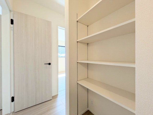 階段横には収納付き！