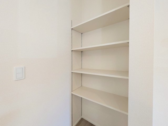 キッチン横には可動棚収納付き！