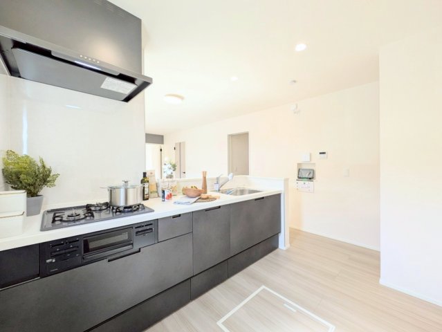 キッチンは対面式なので、リビングの様子を見ながらお料理できます♪