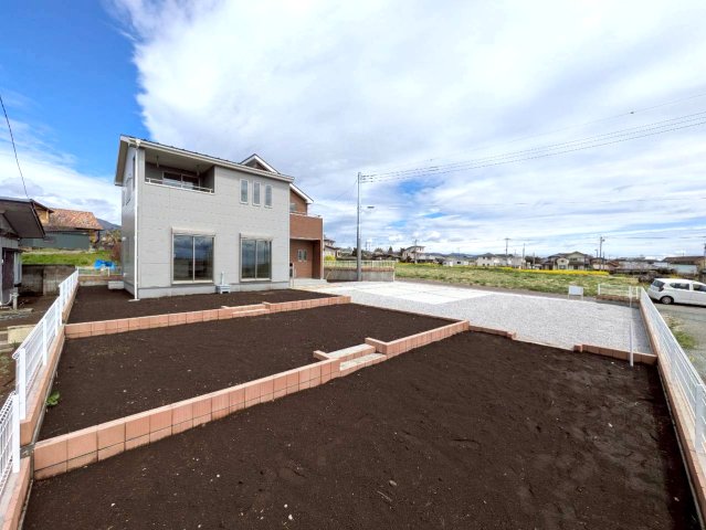 お庭は家庭菜園をしたりテーブルやベンチを置いてくつろげる空間にしたりと使い方いろいろ！