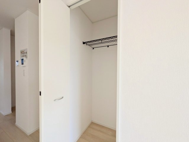 リビングにも収納付き!お掃除道具などもスッキリ収納できます♪