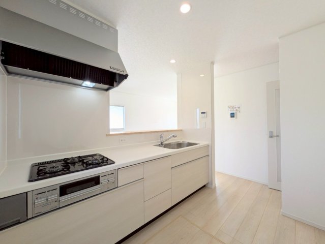 キッチンは対面式なので、リビングの様子を見ながらお料理できます♪