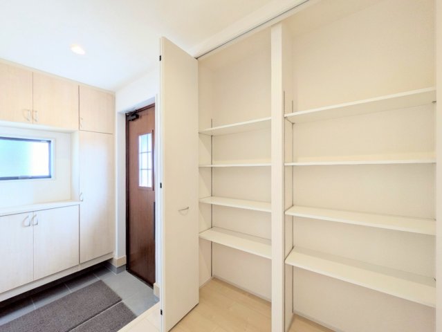 玄関横には収納付き!