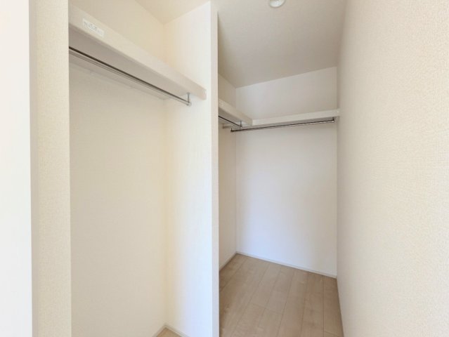 ウォークインクローゼット付き!衣服も荷物もスッキリ収納できます♪