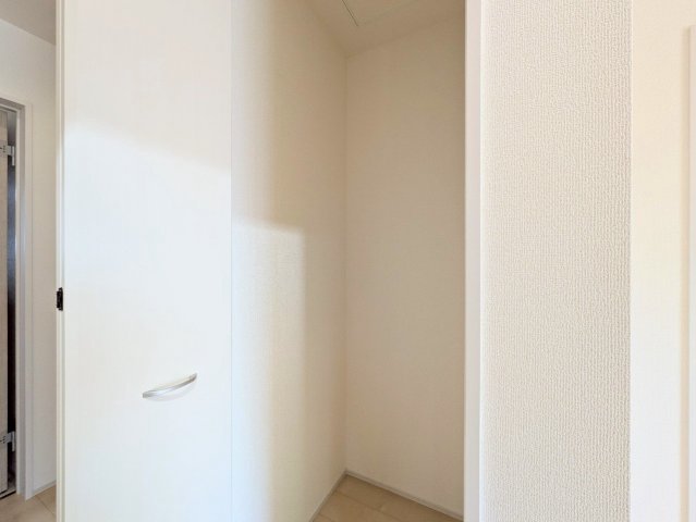リビングにも収納付き!