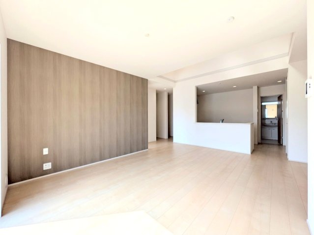 勾配天井が特徴的なリビングは約20.7帖!