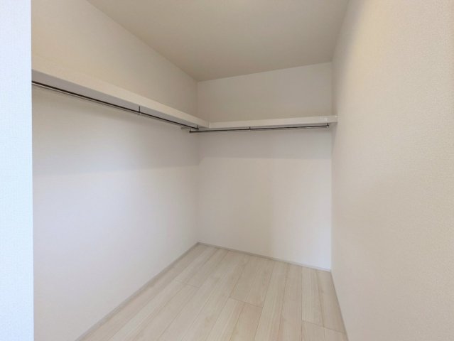 ウォークインクローゼット付き！衣服も荷物もたっぷり収納できます！
