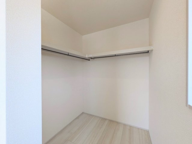 ウォークインクローゼット付き！衣服も荷物もたっぷり収納できます！