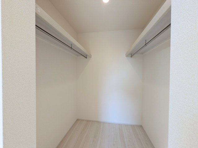ウォークインクローゼット付き!衣服も荷物もたっぷり収納できます♪