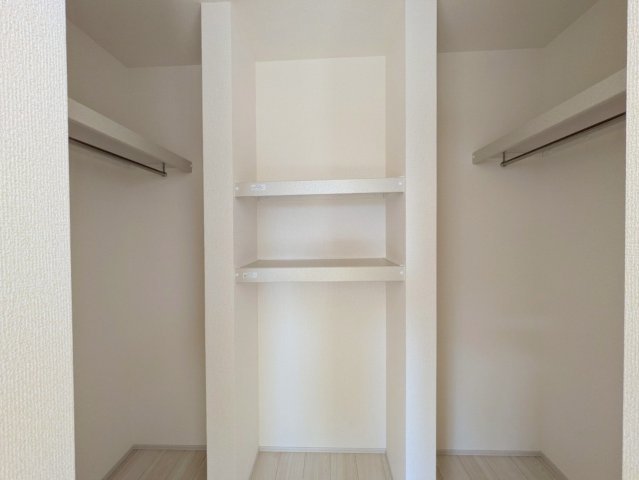 ウォークインクローゼット付き！衣服も荷物もたっぷり収納できます♪