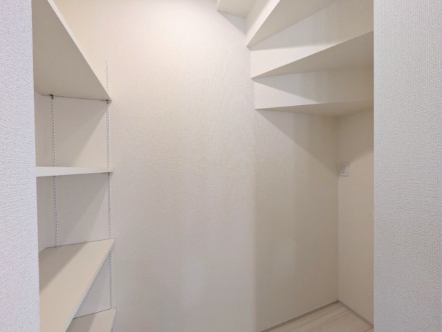 パントリー付き！日用品や食料品もたっぷり収納できます♪