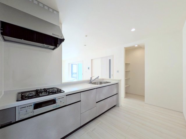 キッチンは対面式なので、リビングの様子を見ながらお料理できます♪