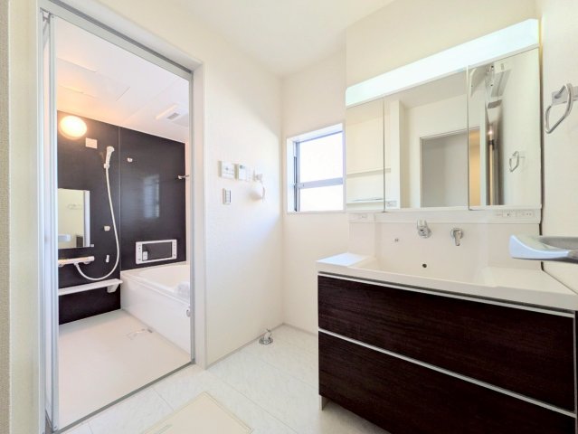 洗面台の三面鏡の裏は収納になっております！