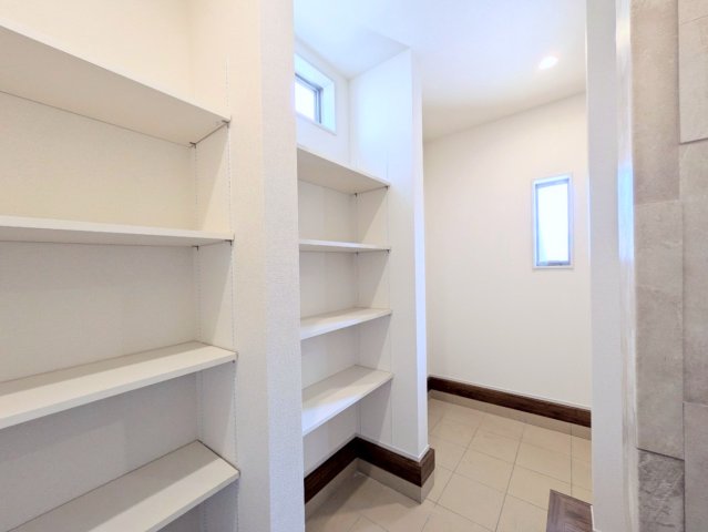 シューズクローク付き！アウトドア用品等も収納できます♪