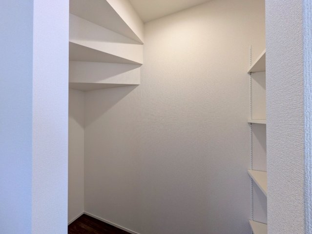 パントリー付き！日用品や食料品もたっぷり収納できます♪