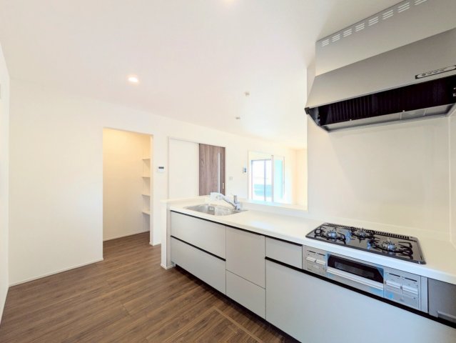 キッチンは対面式なので、リビングの様子を見ながらお料理できます♪