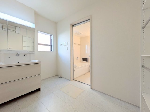 洗面台の三面鏡の裏は収納になっております！