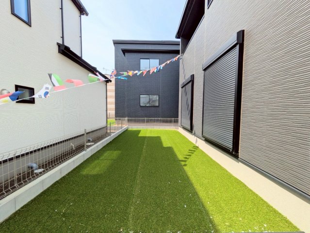 お庭は人工芝が敷かれております！